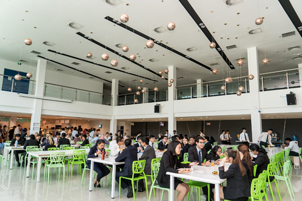 寮生、通学生だけでなく、先生や学校職員も同じ食堂で食事をするエプソムカレッジ・マレーシア