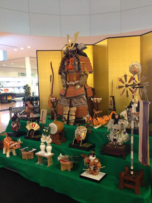 羽田空港国際線ターミナルでは、立派な鎧兜がお出迎え♪　これは日本人してかなりうれしかったです♡